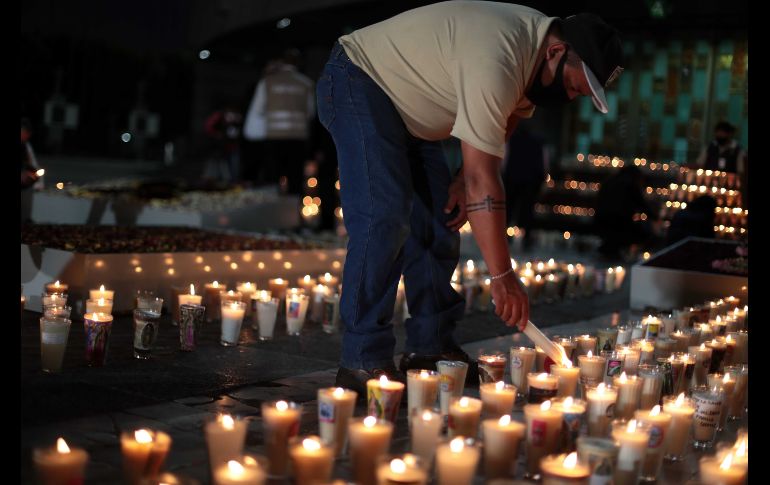 15 mil veladoras forman parte del tapete floral elaborado por artesanos de Tlaxcala en honor de la Virgen de Guadalupe. SUN / A. HERNANDEZ