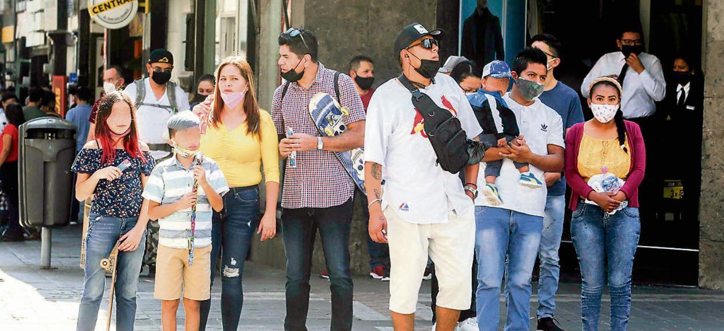 DE PASEO. Pese a que en Jalisco hay medidas restrictivas por el alza en contagios de COVID-19, las calles del Centro Histórico de Guadalajara estaban ayer con gran cantidad de visitantes.  EL INFORMADOR • G. GALLO