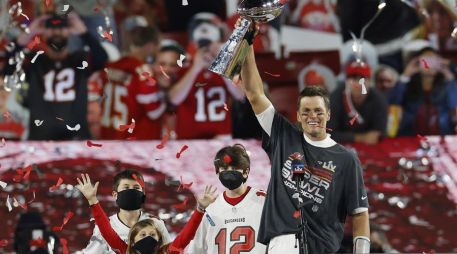 Tom Brady lanzó el trofeo Vince Lombardi al río Hillsborough, durante las celebraciones por la victoria del Super Bowl LV. EFE / ARCHIVO