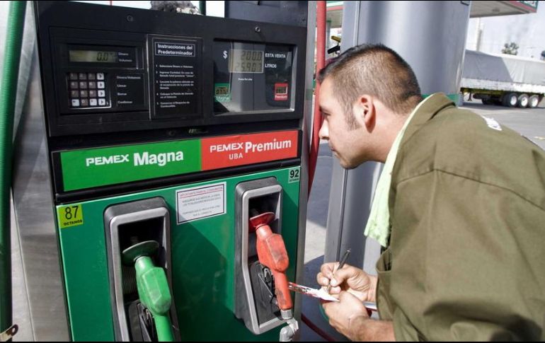 La gasolina tipo Premium continuará sin subsidio de la semana del 20 al 26 de febrero, y se seguirá pagando una cuota del gravamen de 4.3192 pesos por litro. EL INFORMADOR / ARCHIVO