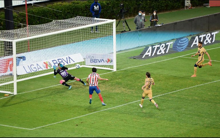 PASE A LA RED.  José Juan Macías marca el gol del empate rojiblanco tras recibir un centro preciso de Uriel Antuna. IMAGO7