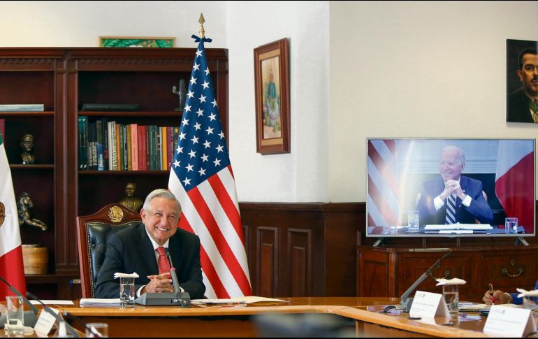 CONVERSACIÓN BILATERAL. López Obrador hizo reír a Biden al decirle “Bendito México, tan cerca de Dios y no tan lejos de Estados Unidos”.  EFE