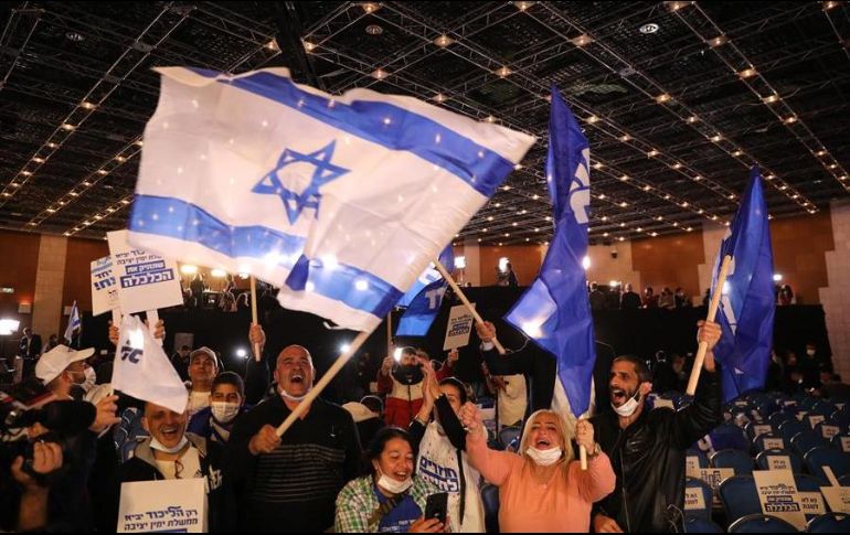 Simpatizantes del primer ministro israelí Benjamin Netanyahu reaccionan a los primeros resultados electorales de la jornada. EFE/A. Sultan