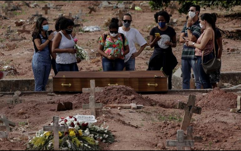 Una mujer víctima de COVID-19 es sepultada en un cementerio de Río de Janeiro. EFE/A. Lacerda