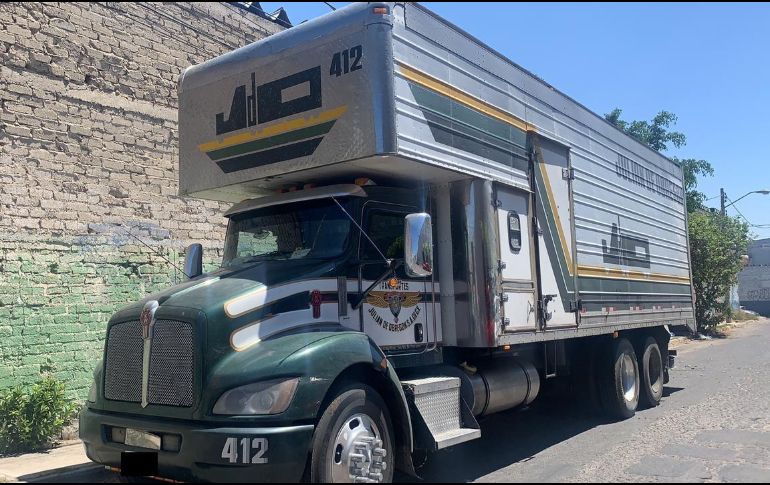 El camión Kenworth con reporte de robo de este viernes en avenida El Colli y Periférico, en la colonia Paraísos del Colli. ESPECIAL