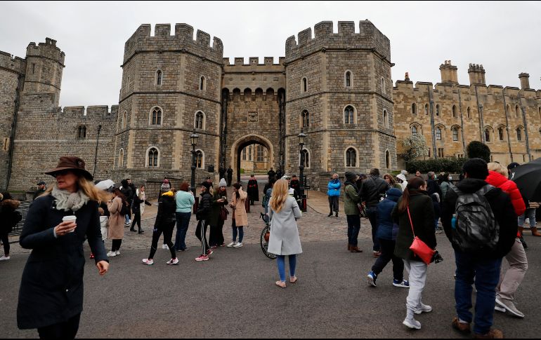 A pesar de que la Casa Real y el gobierno han pedido que se eviten las concentraciones, debido a las restricciones por COVID-19, algunos ciudadanos han acudido a las puertas del castillo de Windsor para depositar ofrendas florales. AP / F. Augstein