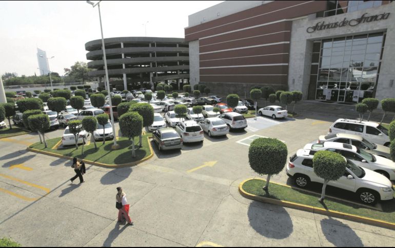 El estacionamiento es parte fundamental de la accesibilidad a un lugar comercial. EL INFORMADOR/Archivo