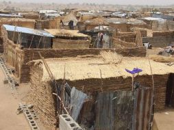 En Níger, para remediar la falta de escuelas las autoridades construyen miles de cabañas de paja donde los niños asisten a clase. AFP/A. Marte