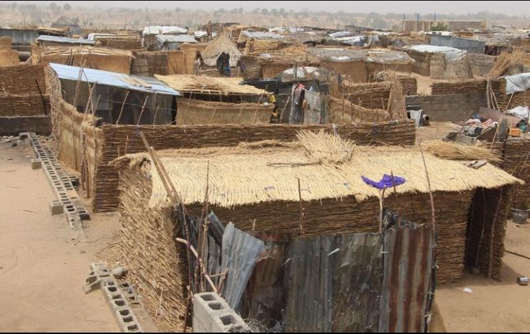 En Níger, para remediar la falta de escuelas las autoridades construyen miles de cabañas de paja donde los niños asisten a clase. AFP/A. Marte