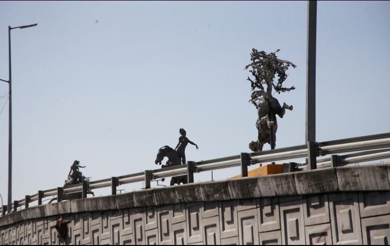 Para los peatones y automovilistas, es imposible apreciar el conjunto escultórico instalado en la Avenida Lázaro Cárdenas. EL INFORMADOR/F. Atilano