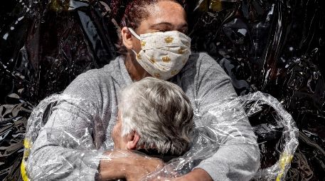 El danés Mads Nissen ganó el World Press Photo por la mejor foto del año: el primer abrazo en cinco meses entre una mujer de 85 años y una enfermera en la residencia Viva Bem de Sao Paulo, Brasil. EFE/EPA/Mads Nissen/ Politiken/ Panos Pictures