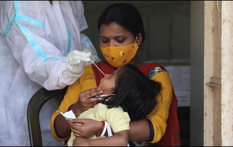 Una niña se somete a una prueba PCR para detectar la infección por la COVID-19 en Nueva Delhi, India. EFE/R. Gupta