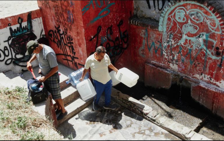Por décadas, vecinos de la zona de Atemajac han llenado sus bidones y garrafones con el agua que emerge de un nacimiento. Algunos incluso la usan para beber. EL INFORMADOR/G. Gallo