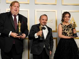 Michelle Couttolenc, Jaime Baksth y Carlos Cortés posan con el Oscar. EFE / C. Pizello