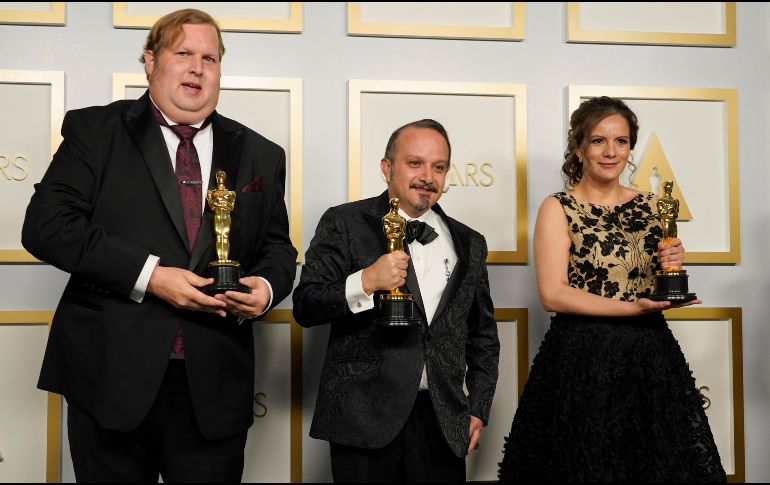 Michelle Couttolenc, Jaime Baksth y Carlos Cortés posan con el Oscar. EFE / C. Pizello