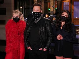 Elon Musk (centro), Miley Cyrus (izq) y Cecily Strong (der) fueron los invitados de SNL. AP / R. O' Connor