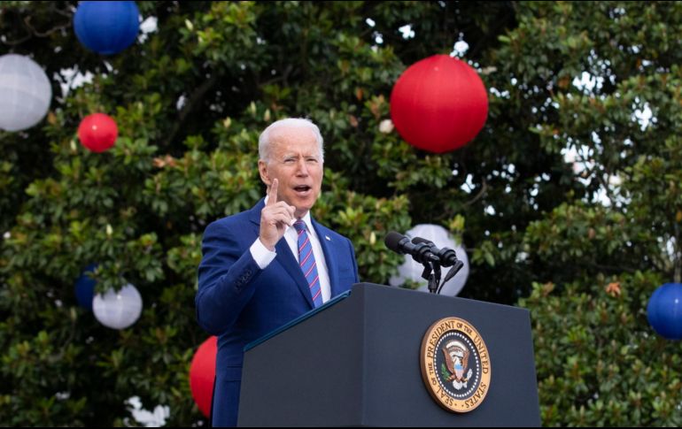 En el jardín sur de la Casa Blanca, en Washington, Biden recordó a las más de 600 mil personas que perdieron la vida a causa del virus. EFE/M. Reynolds