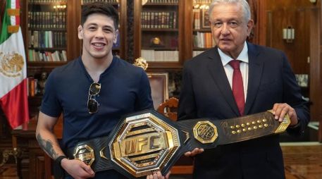 AMLO estuvo acompañado por el deportista, un directivo de la UFC y por el gobernador de Morelos, Cuauhtémoc Blanco. EFE/Presidencia De México