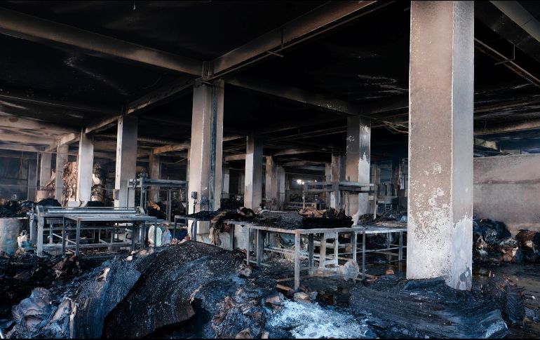 El incendio en la fábrica de Alimentos y Bebidas de Hashem comenzó el jueves por la tarde y unos 250 obreros se encontraban en el interior. AP / M. Hossain
