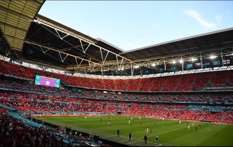Seguidores que no contaban con boleto entraron por la fuerza al estadio de Wembley. ARCHIVO