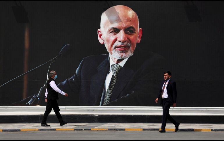 Fotografía mural de Ashraf Ghani en el aeropuerto de Kabul. El expresidente afgano no ha hablado sobre su exilio ni su futuro. AP/R. Gul