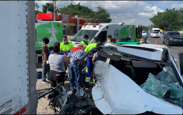 Luego de ser valorados por paramédicos de los Servicios Médicos Municipales, uno de los heridos debió ser trasladado a un hospital. ESPECIAL/Bomberos de Tlajomulco