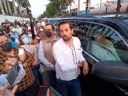 Maestros de la CNTE bloquearon ayer por dos horas la camioneta del Presidente Andrés Manuel López Obrador (AMLO) en Comitán, lo que impidió que encabezara su conferencia de prensa en Tuxtla Gutiérrez, Chiapas. EFE / C. López