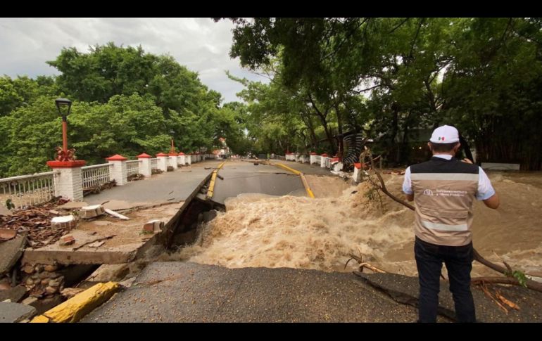 El desbordamiento del río Cuale provocó la caída del puente viejo del ingreso sur a la ciudad. Imagen del 29 de agosto. TWITTER@DavidZamoraB