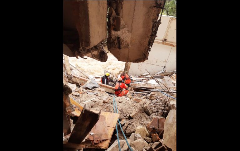 Rescatistas trabajaron durante ocho horas en los escombros del hotel hasta que ayer encontraron los restos del menor. ESPECIAL/Protección Civil Jalisco