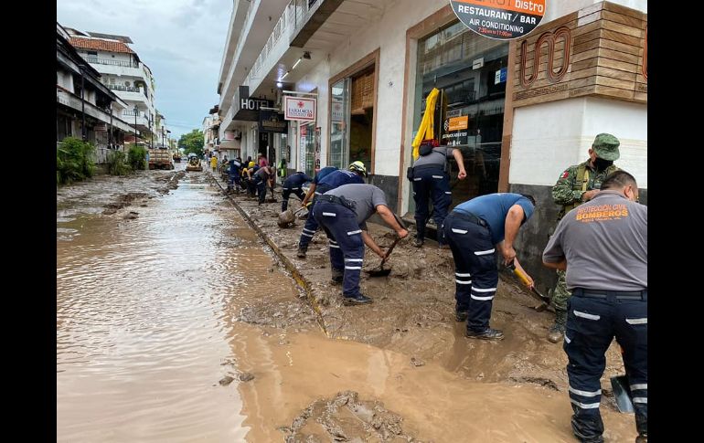 El domingo se cerró el primer cuadro de Puerto Vallarta para realizar obras de limpieza. Por otra parte, el desbordamiento del río Pitillal dejó inundaciones en cuatro viviendas en El Pitillal y el Centro.. FACEBOOK/GobVallarta