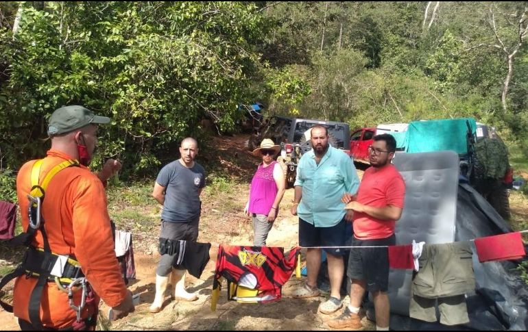 Los viajeros estaban acampando e incluso montaron un pequeño espacio donde tendieron su ropa mojada. ESPECIAL/PC Jalisco