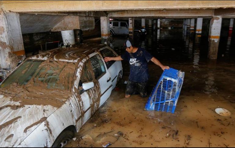 Una persona saca sus pertenencias en una de las zonas afectadas por el paso del huracán 