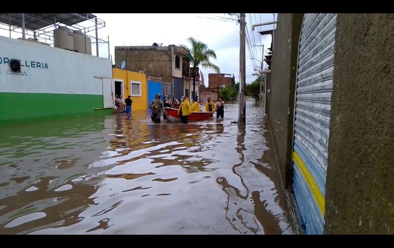 La evacuación de vecinos también se dio mediante lanchas. ESPECIAL/Protección Civil Jalisco