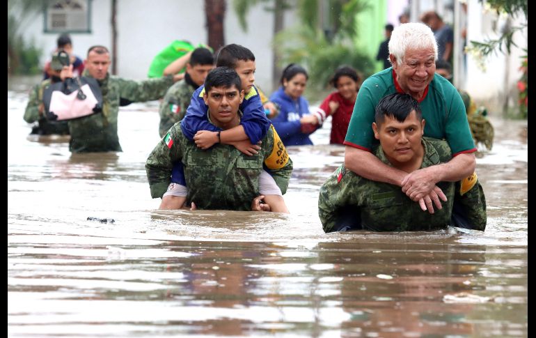 Elementos pertenecientes a la 15 Zona Militar aplicaron el Plan DNIIIE para auxiliar a las personas afectadas por las lluvias en Tlaquepaque. AFP/U. Ruiz