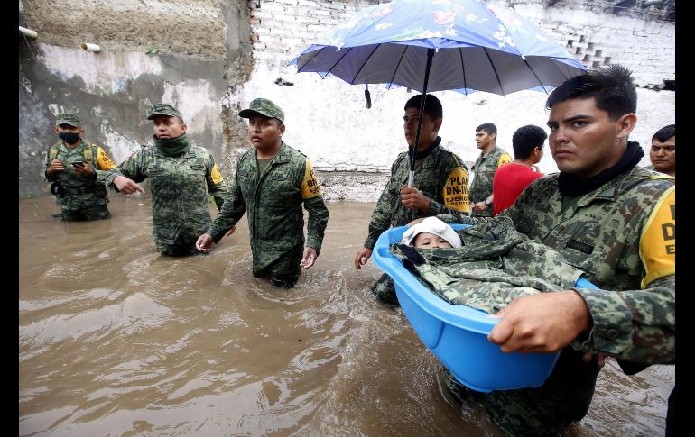 Elementos del Ejército ayudan a evacuar a habitantes de colonias inundadas en Tlaquepaque. AFP/U. Ruiz
