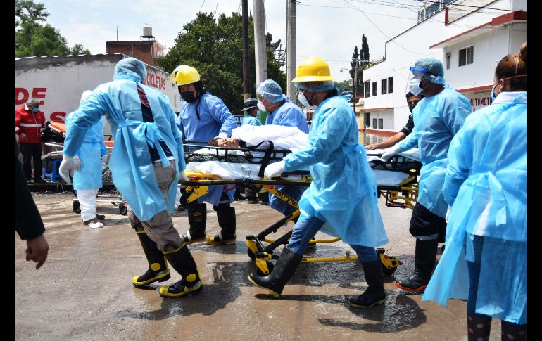 Personal médico evacua a un paciente del hospital del IMSS en Tula. AFP/F. Villeda