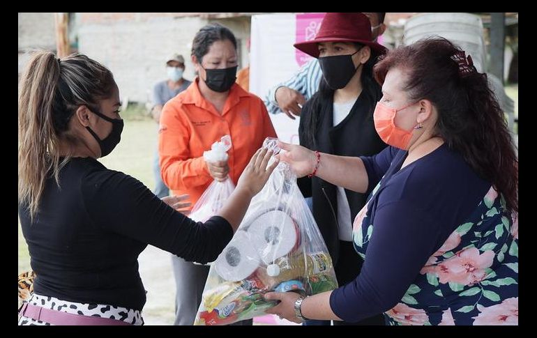 Brigadas encabezadas por la Presidenta municipal interina, Betsabé Almaguer Esparza, entregaron despensas y paquetes de limpieza e higiene personal. ESPECIAL