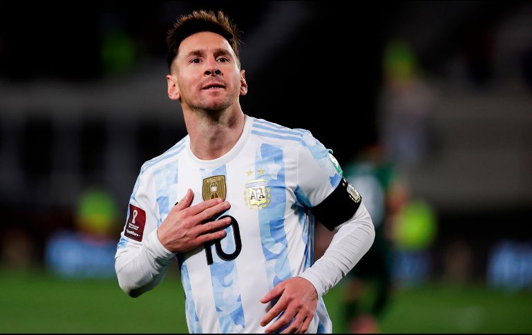 FIGURA. Messi anotó tres goles ante Bolivia. Esos tres tantos sirvieron al 10 de la albiceleste para llegar a 79 goles y superar a Pelé, 77 tantos, como máximo goleador de selecciones sudamericanas. EFE/J. RONCORONI