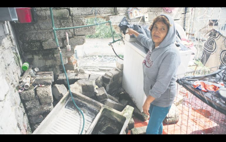 La familia de Francisca Esquivel ha enfrentado en dos ocasiones el desbordamiento del arroyo “El Seco”, por el cual han visto afectaciones en su vivienda y han perdido gallos y gallinas.  EL INFORMADOR/G. Gallo