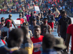 POR EL RIO BRAVO. Miles de inmigrantes haitianos cruzaron el llamado Río Grande, frontera entre México y Estados Unidos, en espera de que les sean aprobadas sus solicitudes de asilo. AP
