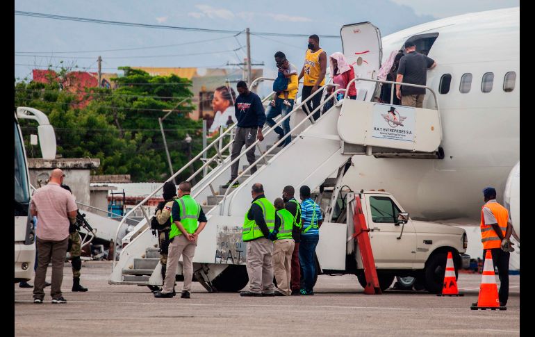 Haitianos deportados a su llegada ayer al aeropuerto Toussaint Louverture en Puerto Príncipe, Haití. EFE/ R. Pierrin