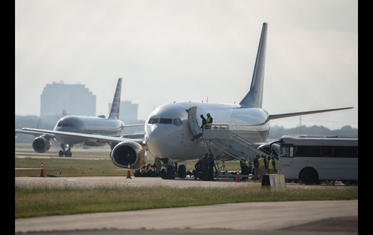 Haitianos abordan hoy un avión en el aeropuerto internacional de San Antonio, en Texas, para su deportación a su país de origen. AP/D. Abate