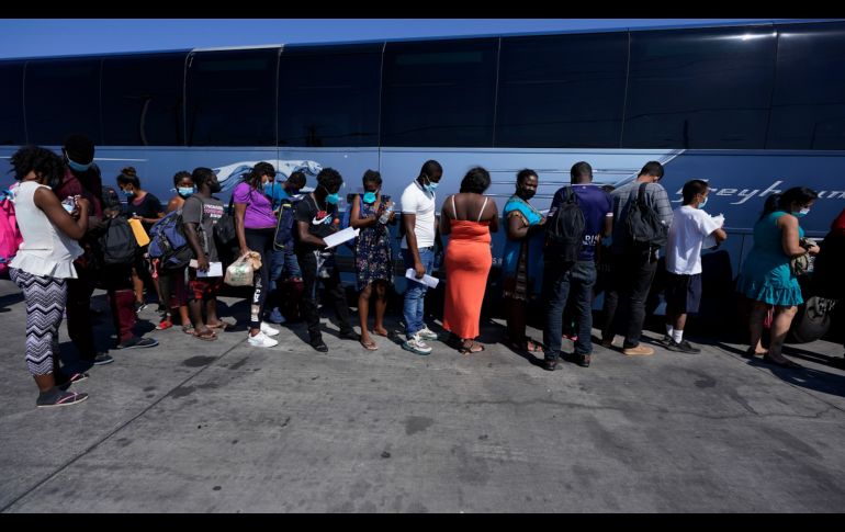 Migrantes, la mayoría de Haití, abordan este lunes un autobús en Del Río, Texas, tras pasar tiempo en un campamento improvisado. Tras procesarlos, Estados Unidos los deportará.  AP/E. Gay
