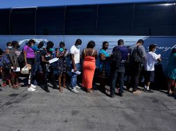 Migrantes, la mayoría de Haití, abordan este lunes un autobús en Del Río, Texas, tras pasar tiempo en un campamento improvisado. Tras procesarlos, Estados Unidos los deportará. AP/E. Gay