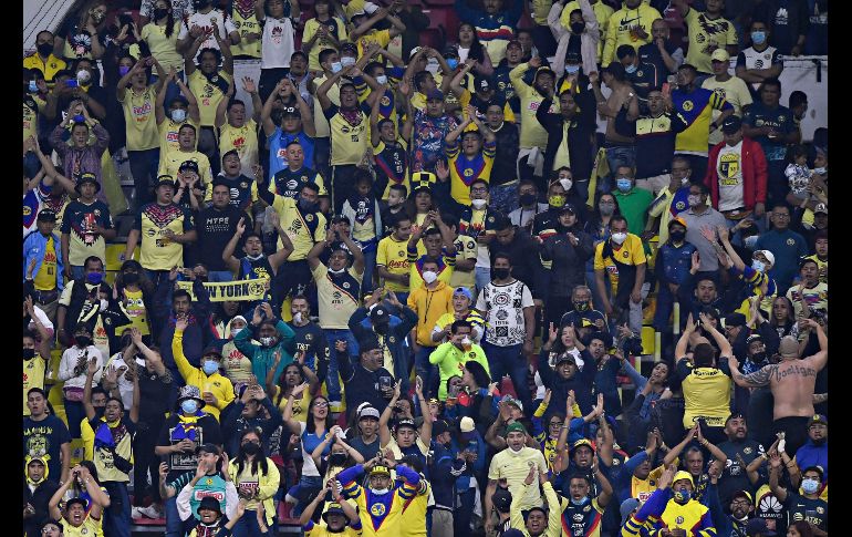 AMBIENTAZO. El Estadio Azteca recibió a cerca de 60 mil personas en una auténtica fiesta a la que solo le faltaron los goles. IMAGO7