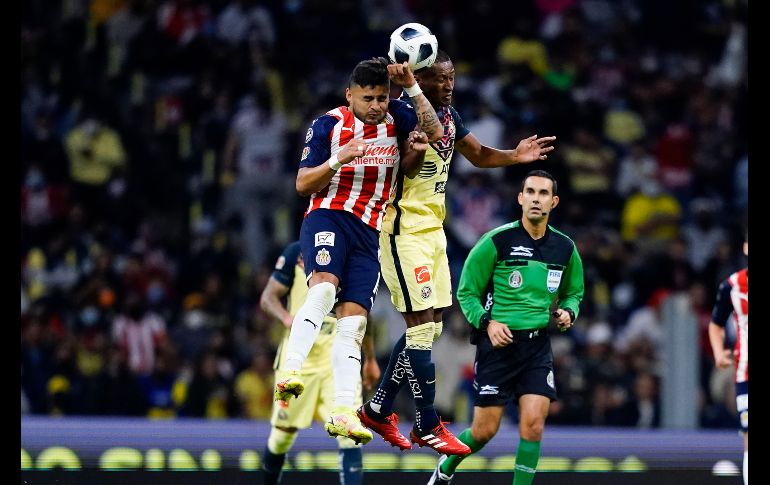 DE TÚ A TÚ. Chivas compitió en su visita al Azteca y logró sacar un punto en una semana complicada. IMAGO7