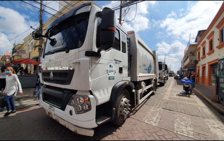 Alrededor de 46 camiones recolectores de basura, vehículos particulares y camiones tipo foráneos hicieron una caravana, y cerraron el paso de calles principales de Tonalá. EL INFORMADOR / D. Reos