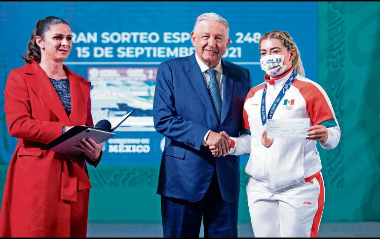 Aremi Fuentes recibió un estímulo de 300 mil pesos por la obtención de una medalla de bronce. ESPECIAL/Presidencia de México