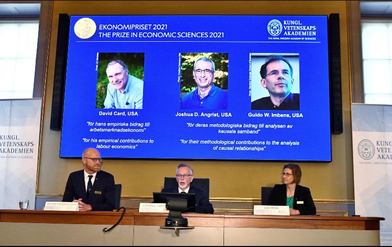 Este lunes 11 de octubre, los especialistas, el canadiense David Card, el estadounidense-israelí Joshua Angrist y el estadounidense-holandés Guido Imbens, obtuvieron el Premio Nobel de Economía 2021. AFP / C. Bresciani