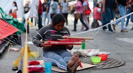 Indígenas de la comunidad triqui permanecen fuera del Palacio de Bellas Artes. El gobierno de AMLO exalta a la 